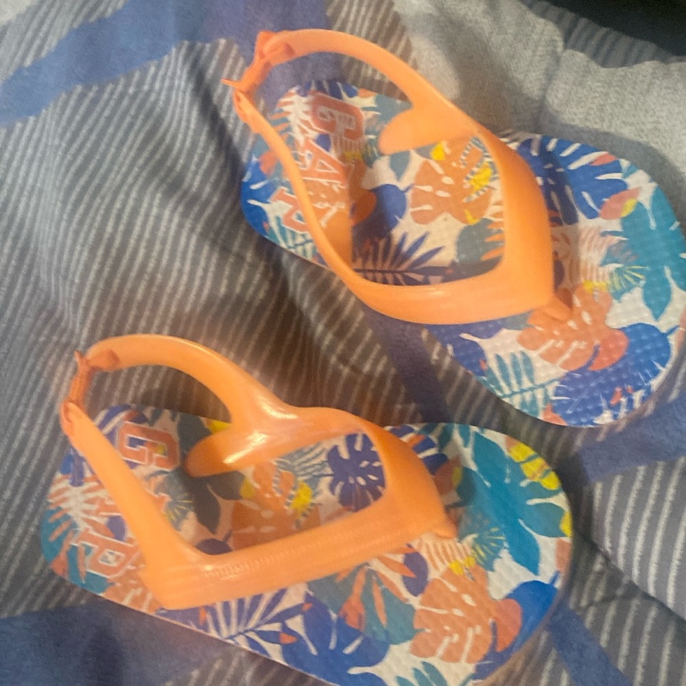 Orange split toe sandals size 7/8 gap